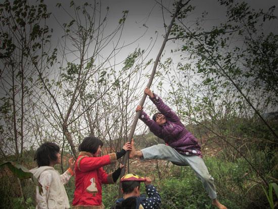 Xie Dongmei, who received a camera from a local school to allow her to record her childhood, plays with her friends in Guangxi Zhuang Autonomous Region. The 14-year-old girl is from a destitute family in the peripheral area of the region.