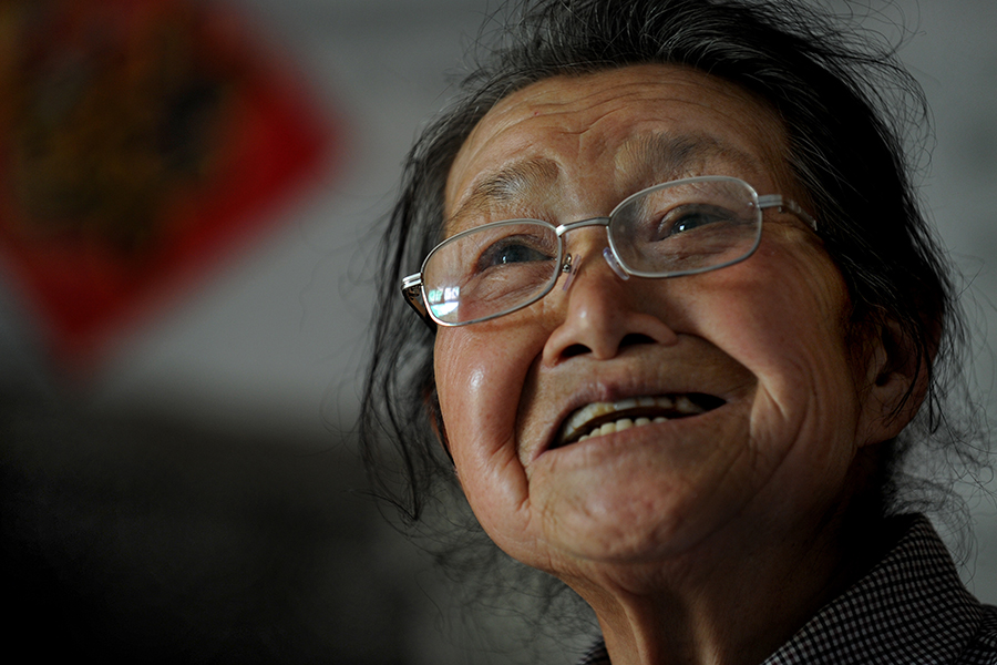 Cheng Shilian smiles at her home in Niujiaochong village, Hefei city, Anhui province, April 10, 2016. [Photo/Xinhua]