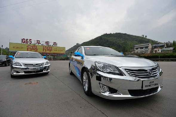 Two driverless cars depart Chongqing on April 12, 2016. [Photo courtesy of Chongqing Daily]