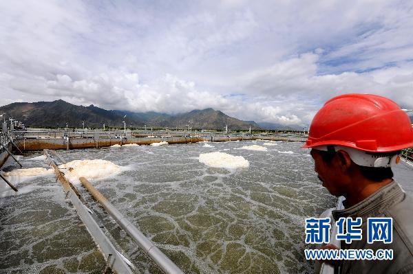 The Beijing government will complete pollution control work in 18 of its river sections totaling 102 km this year, said Lin at a meeting on the environment. [File photo/Xinhua]
