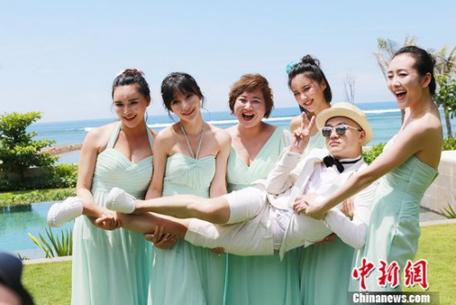 Bao Bei'er and the bridesmaids. [Photo/chinanews.com]