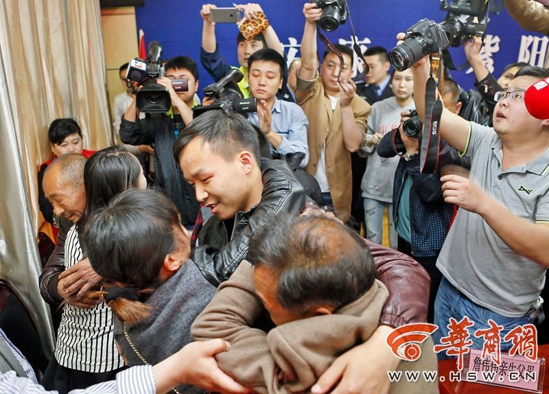 A 22-year-old man that was abducted when he was only 3 finally reunited with his biological parents on April 11, thanks to a DNA database that tries to link abducted people with their families, in Ankang city, Northwest China's Shaanxi province.