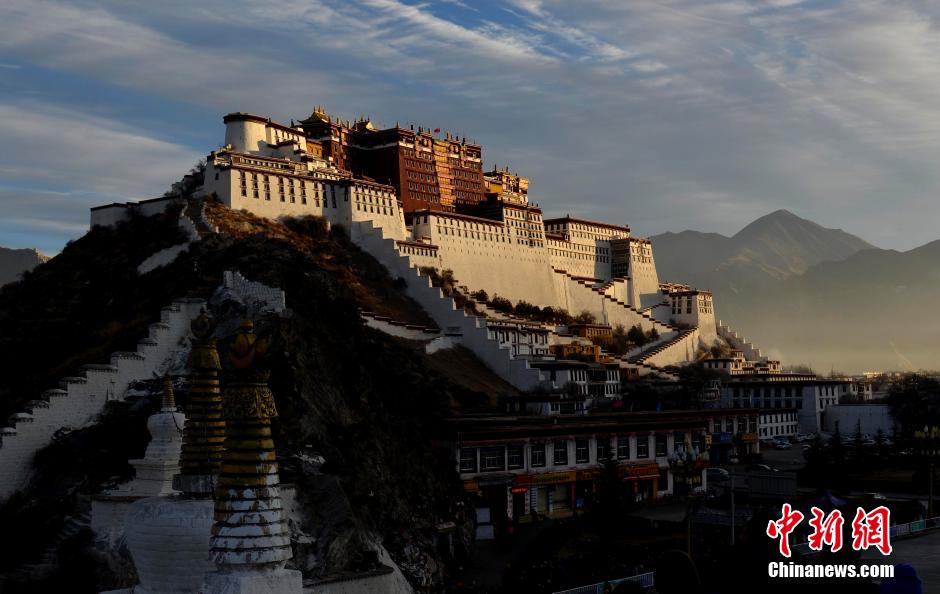 A photo shows the Potala Palace in Lhasa City of southwest China's Tibet Autonomous Region. [Photo: Chinanews.com] 