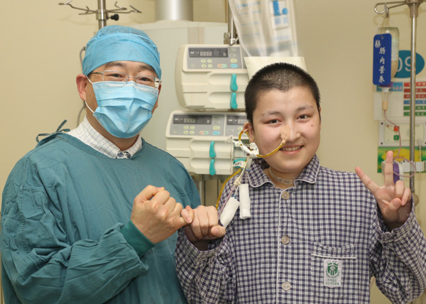 A Uygur man, Adili, and his doctor, Wu Guosheng, show their confidence before intestinal transplant surgery on April 1 at Xi'an Xijing Hospital in Shaanxi province. [Photo provided to China Daily]