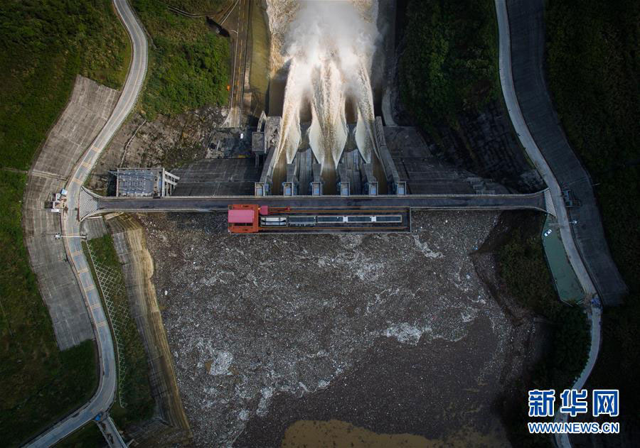 A photo taken on April 13, 2016 shows garbage floating on the surface of the water reserve at the upstream of the Lechangxia Dam. [Xinhua] 