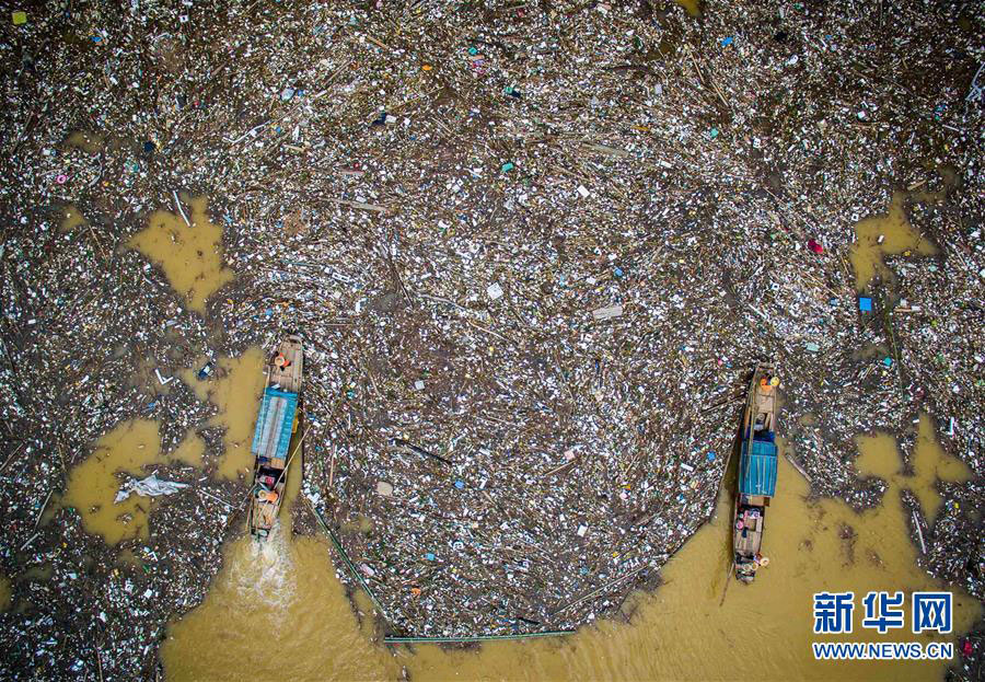 A photo taken on April 13, 2016 shows garbage floating on the surface of the water reserve at the upstream of the Lechangxia Dam. [Xinhua] 