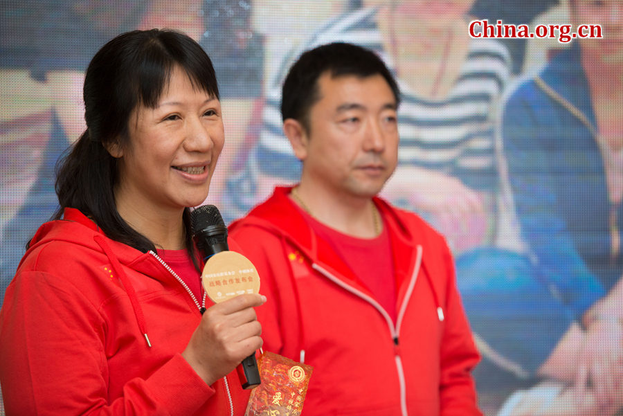 Tang Jiuhong (L), badminton world champion and the chief of CSCLF's department of funds, speaks at a ceremony celebrating the establishment of a strategic partnership between the China Soong Ching Ling Foundation (CSCLF) and the CCTV (China Central Television) Sports and Entertainment Company for promoting sports-based social welfare in China on April 15, 2016, at the former residence of Madame Soong Ching Ling, in Beijing. [Photo by Chen Boyuan / China.org.cn]