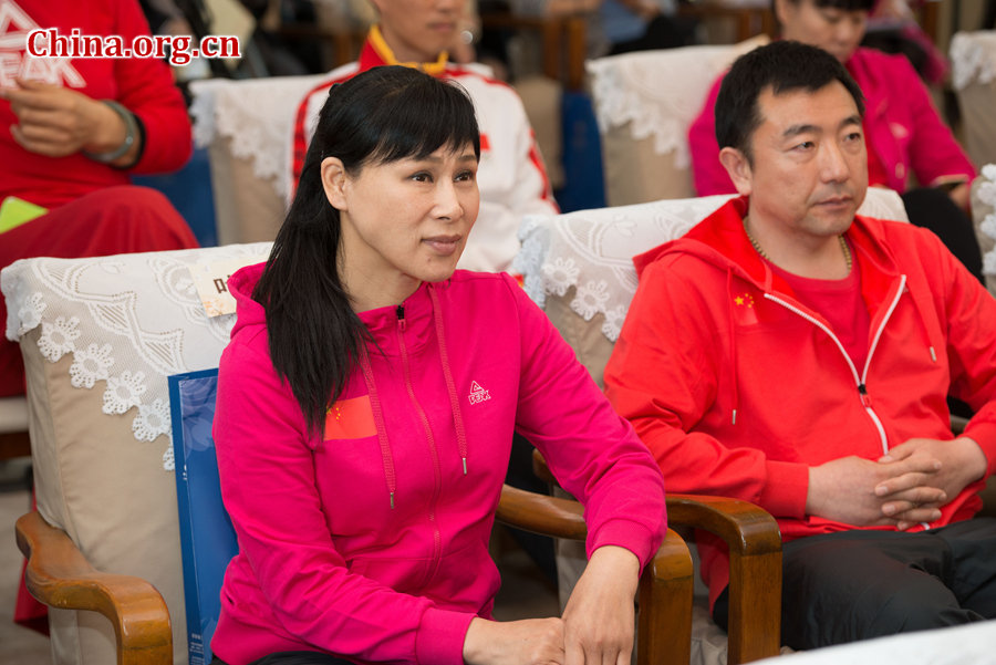 Ye Qiaobo (L), speed skating world champion, attends a ceremony celebrating the establishment of a strategic partnership between the China Soong Ching Ling Foundation (CSCLF) and the CCTV (China Central Television) Sports and Entertainment Company for promoting sports-based social welfare in China on April 15, 2016, at the former residence of Madame Soong Ching Ling, in Beijing. [Photo by Chen Boyuan / China.org.cn]