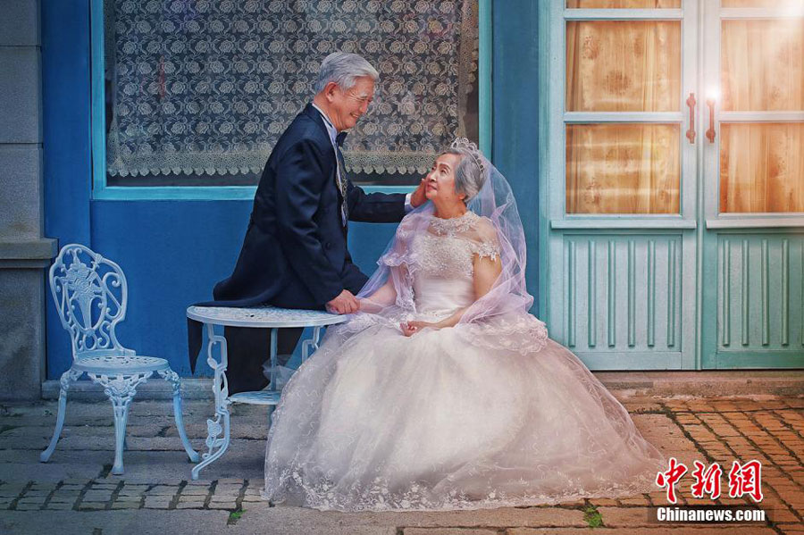 Zhang Yongsheng and his wife Gu Fangyi, in their eighties, pose for photos inspired by South Korean television drama Descendants of the Sun to celebrate their 60th wedding anniversary in Guangzhou City, the capital of South China’s Guangdong Province. Zhang said he always wants to have a romantic wedding ceremony with his wife. The South Korean drama of love on the battlefield has millions of fans in China. (Photo: China News Service/Wang Junyu) 