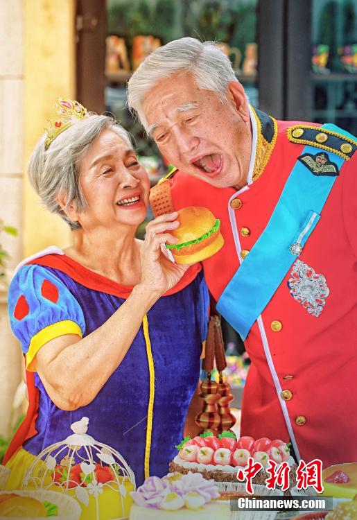 Zhang Yongsheng and his wife Gu Fangyi, in their eighties, pose for photos inspired by South Korean television drama Descendants of the Sun to celebrate their 60th wedding anniversary in Guangzhou City, the capital of South China’s Guangdong Province. Zhang said he always wants to have a romantic wedding ceremony with his wife. The South Korean drama of love on the battlefield has millions of fans in China. (Photo: China News Service/Wang Junyu) 