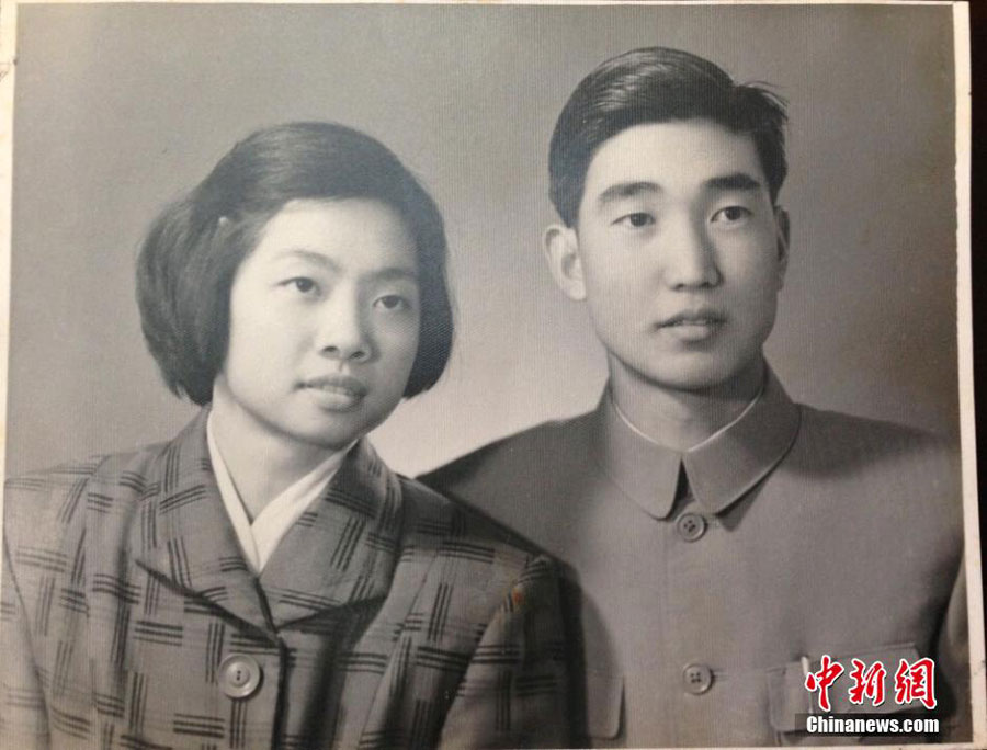 A file photo of Zhang Yongsheng and his wife Gu Fangyi in Guangzhou City, the capital of South China’s Guangdong Province. The couple has taken pictures inspired by South Korean television drama Descendants of the Sun to celebrate their 60th wedding anniversary. The South Korean drama of love on the battlefield has millions of fans in China. (Photo provided to China News Service) 