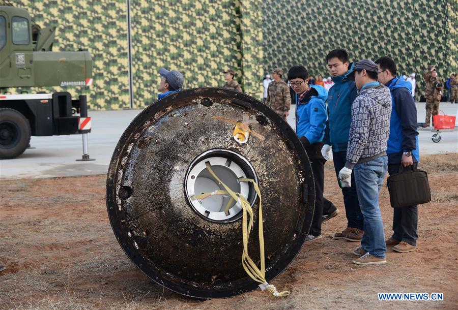 Scientific personnel work at the landing area of the re-entry capsule of China's first retrievable microgravity satellite SJ-10 in Siziwang Banner, North China's Inner Mongolia autonomous region, April 18, 2016.[Photo/Xinhua]