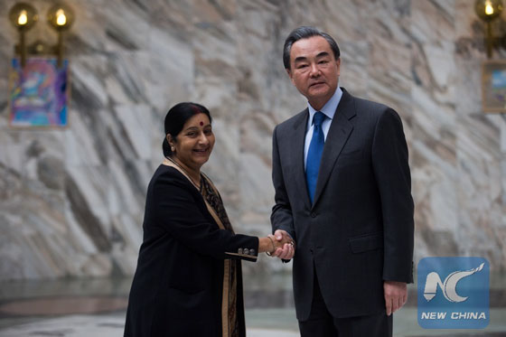 Chinese Foreign Minister Wang Yi (R) meets with Indian External Affairs Minister Sushma Swaraj in Moscow, capital of Russia, on April 18, 2016. [Photo/Xinhua]