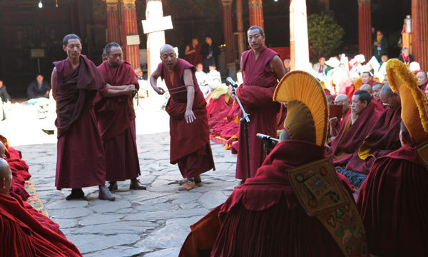 Monks participate in dharma debates in the Jokhang Temple, Lhasa, capital city of Tibet autonomous region. [Photo by Palden Nyima/China Daily]
