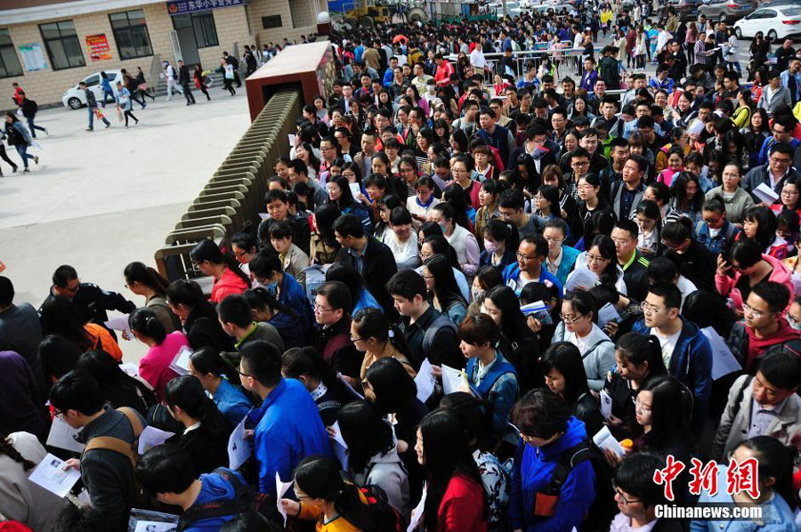 Photo taken on April 23, 2016 shows candidates entering the exam room in Jinan, east China’s Shandong province. Local civil servant exams were held in twenty-five provinces of China on April 23, 2016, and over 140 thousand candidates have registered for provincial civil servant exams. [Photo: Chinanews.com] 
