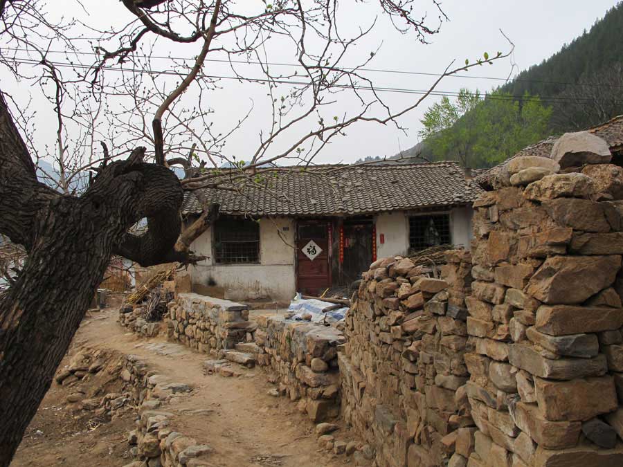 A view of a newly built house in poverty-stricken Luotuowan village, Fuping county in North China's Hebei province, April 25, 2016. President Xi Jinping visited the village at the end of 2012. The village aims to relieve poverty and complete building a moderately prosperous society by 2020. [Photo by Wu Yan/chinadaily.com.cn]