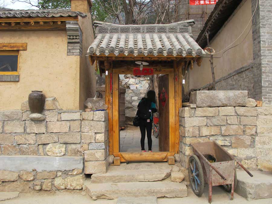 The front gate of Tang Rongbin's new house. President Xi Jinping visited his house during the 2012 tour. [Photo by Wu Yan/chinadaily.com.cn] 