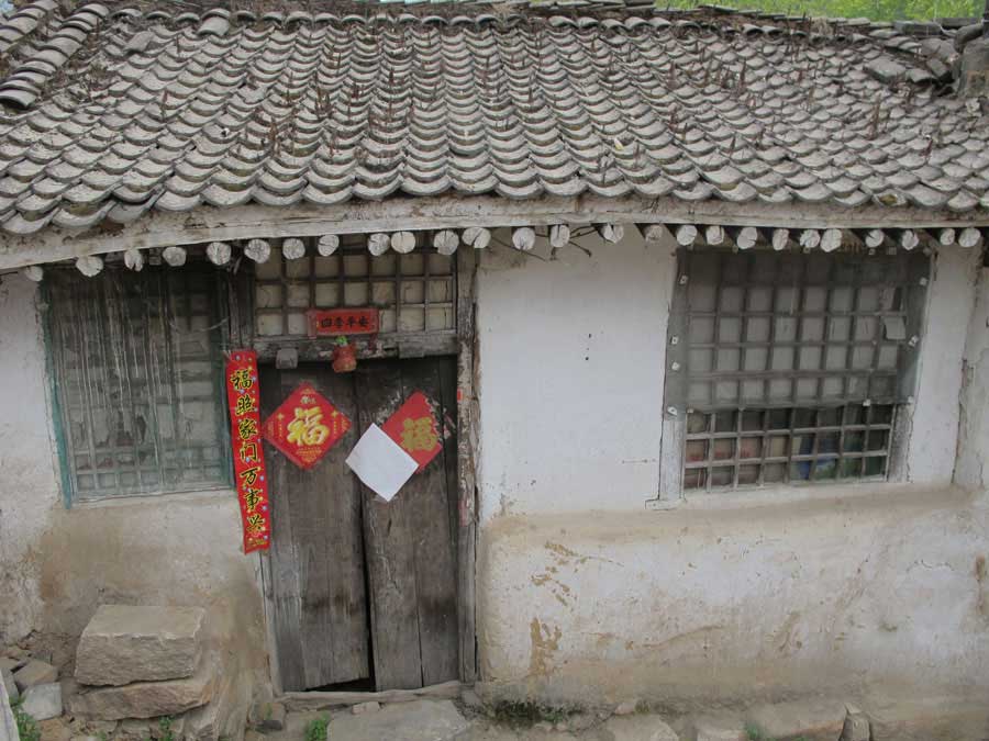 The front gate of a villager's house. [Photo by Wu Yan/chinadaily.com.cn] 