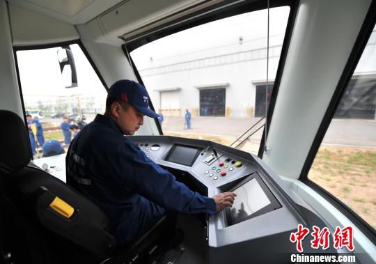 A hybrid tram powered by hydrogen cells and supercapacitors rolled off the assembly line Wednesday in north China's Hebei Province. [Photo/Chinanews.com]