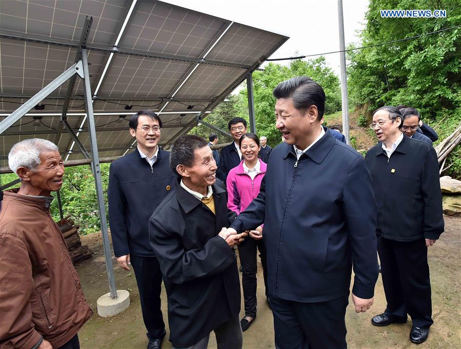 Chinese President Xi Jinping (R front) inspects the solar power station installed under a poverty alleviation project in Dawan Village of Huashi Township in Jinzhai County, Liuan City, east China&apos;s Anhui Province, April 24, 2016. Xi made an inspection tour in Anhui from April 24 to 27. (Xinhua/Li Tao) 