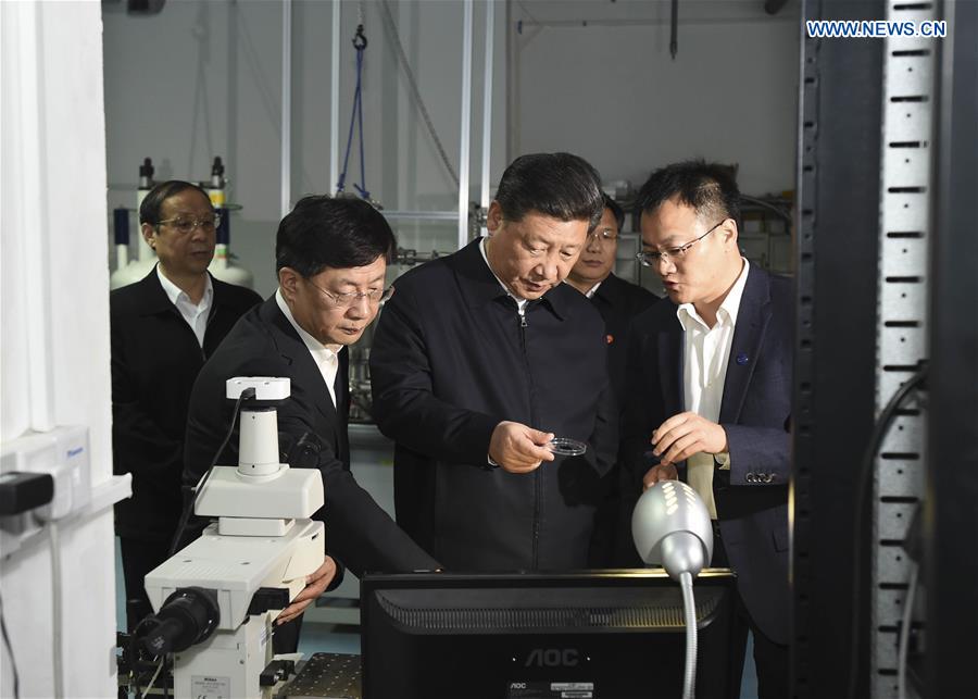  Chinese President Xi Jinping visits the Spin Magnetic Resonance Laboratory at University of Science and Technology of China in Hefei, east China&apos;s Anhui Province, April 26, 2016. Xi made an inspection tour in Anhui from April 24 to 27. (Xinhua/Li Xueren) 