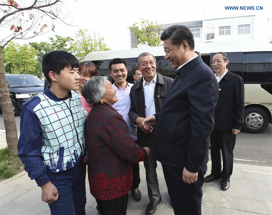  Chinese President Xi Jinping visits the family of Yan Jinchang (3rd R), who was a leader on implementing the &apos;household contract responsibility system&apos;, at Xiaogang Village of Fengyang County in Chuzhou, east China&apos;s Anhui Province, April 25, 2016. Xi made an inspection tour in Anhui from April 24 to 27. (Xinhua/Li Xueren) 
