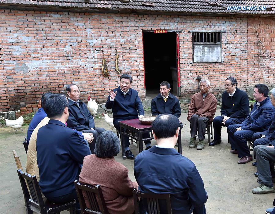Chinese President Xi Jinping talks with local people at villager Chen Zeshen&apos;s home in Dawan Village of Huashi Township in Jinzhai County, Liuan City, east China&apos;s Anhui Province, April 24, 2016. Xi made an inspection tour in Anhui from April 24 to 27. (Xinhua/Li Tao) 