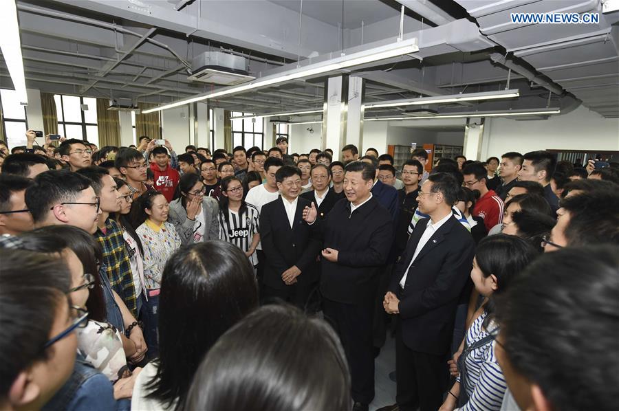 Chinese President Xi Jinping talks with students in the library at University of Science and Technology of China in Hefei, east China&apos;s Anhui Province, April 26, 2016. Xi made an inspection tour in Anhui from April 24 to 27. (Xinhua/Li Xueren) 