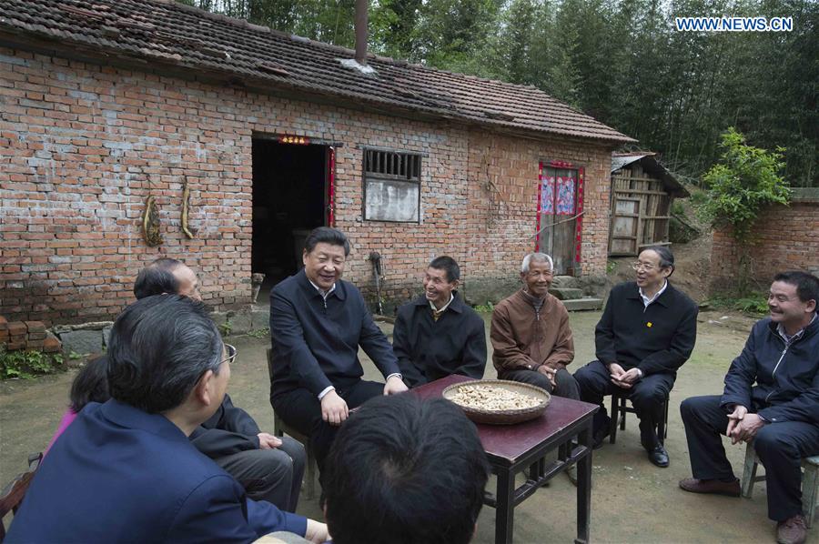 Chinese President Xi Jinping talks with villagers on poverty alleviation work in Dawan Village of Huashi Township in Jinzhai County, Liuan City, east China&apos;s Anhui Province, April 24, 2016. Xi made an inspection tour in Anhui from April 24 to 27. (Xinhua/Li Xueren) 