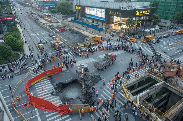 A sinkhole appeared at an intersection in Hangzhou last week. Nobody was hurt thanks to Li's foresight. [Photo/China Daily]