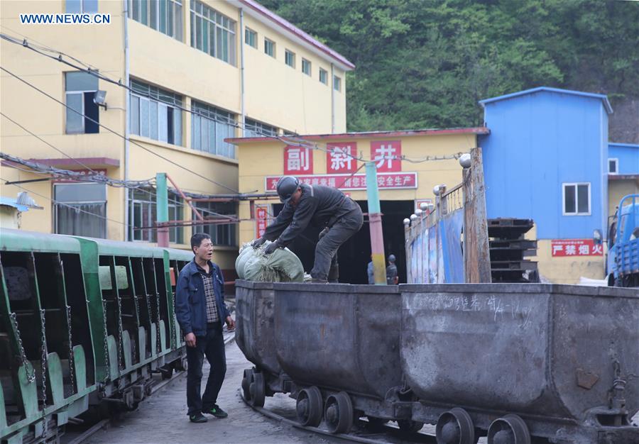 Workers load the relief supplies at the Zhaojin Coal Mine in Yaozhou District in the city of Tongchuan, northwest China's Shaanxi Province, April 27, 2016. [Photo: Xinhua/Shao Rui] 