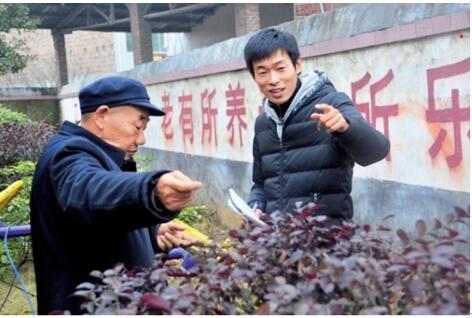 Qin Yuefei (R) talks with the head of a local nursing home in Hengyang City, Hunan Province on January 15, 2013. 