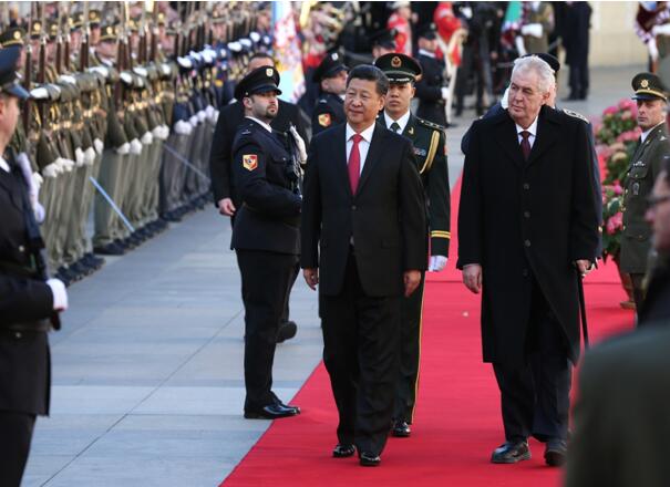 Chinese President Xi Jinping (L, front) attends a welcoming ceremony held by Czech President Milos Zeman in Prague, the Czech Republic, March 29, 2016.