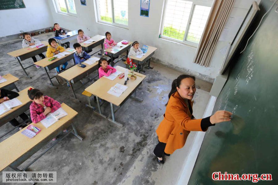 Wu Songyan teaches students in Gongping Primary School located in Goudong Village in Renqiao Town of Bengbu City in Anhui Province, on April 18, 2016. Wu has been teaching here since she graduated from college in September 1993. [Photo by Li Bin/China.com.cn]