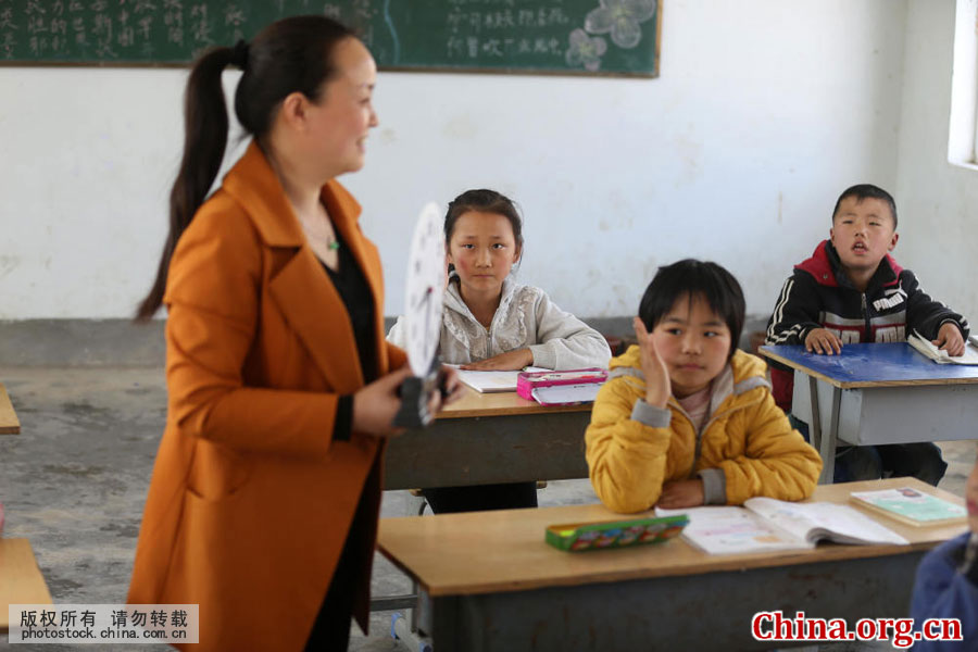 Wu Songyan teaches students in Gongping Primary School located in Goudong Village in Renqiao Town of Bengbu City, Anhui Province, on April 18, 2016. [Photo by Li Bin/China.com.cn]