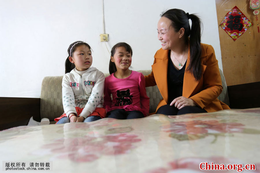 Wu Songyan talks to her students during home visits in Renqiao Town of Bengbu City in Anhui Province, on April 18, 2016. The students are among those left at home alone while their parents seek jobs in cities. [Photo by Li Bin/China.com.cn]