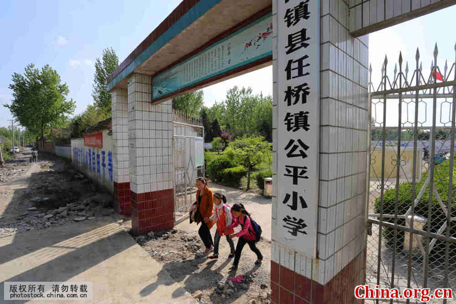 Wu Songyan escorts her students to go home after classes at Gongping Primary School located in Goudong Village in Renqiao Town of Bengbu City, Anhui Province, on April 18, 2016. [Photo by Li Bin/China.com.cn]