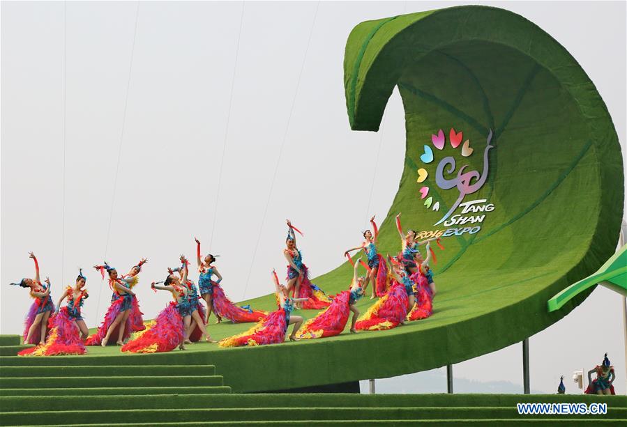 Actresses perform during the opening ceremony of the Tangshan International Horticultural Exposition 2016 in Tangshan City, north China's Hebei Province, April 29, 2016. The Tangshan International Horticultural Exposition 2016 opened here on Friday and will last for 171 days. [Xinhua]