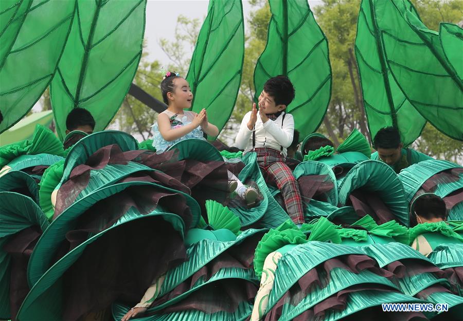 Children perform during the opening ceremony of the Tangshan International Horticultural Exposition 2016 in Tangshan City, north China's Hebei Province, April 29, 2016. The Tangshan International Horticultural Exposition 2016 opened here on Friday and will last for 171 days. [Xinhua]