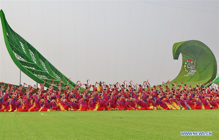 Actresses perform during the opening ceremony of the Tangshan International Horticultural Exposition 2016 in Tangshan City, north China's Hebei Province, April 29, 2016. The Tangshan International Horticultural Exposition 2016 opened here on Friday and will last for 171 days. [Xinhua]