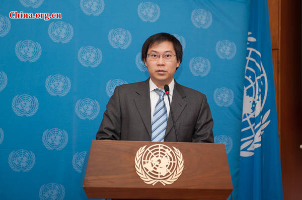 Vatcharin Sirimaneetham, an officer of economic affairs at ESCAP, briefs on the ESCAP report at the UN China headquarters in Beijing on April 28, 2016. [Photo by Chen Boyuan / China.org.cn]
