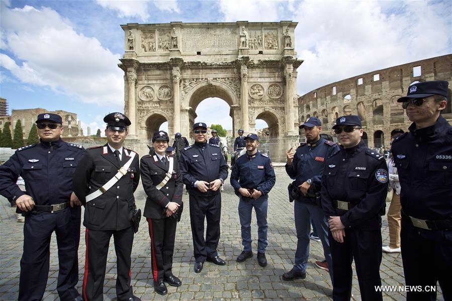 Chinese police Pang Bo (4th L), Shu Jian (1st L), Li Xiang (1st R) and Sa Yiming (2nd R), together with four Italian police, pose for a photo outside the Arch of Constantine in Rome, Italy, May 2, 2016. [Xinhua]