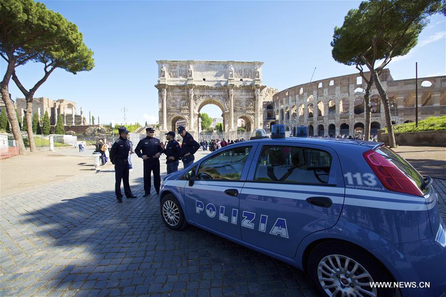 Chinese police Li Xiang (1st L) and Pang Bo (2nd L) talk with two Italian police outside the Colosseum in Rome, Italy, May 2, 2016. [Xinhua] 