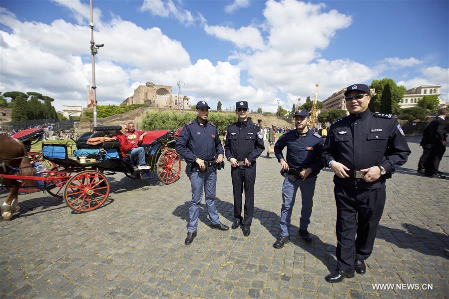 Chinese police Pang Bo (1st R) and Li Xiang (3rd R) , together with two Italian police, patrol outside the Colosseum in Rome, Italy, May 2, 2016.