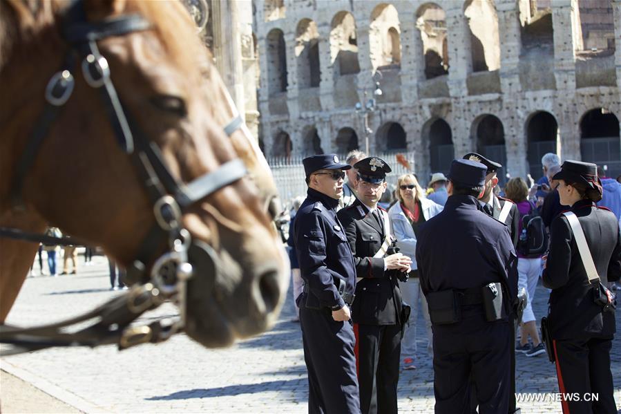 Chinese police Shu Jian (1st L) talks with Italian police about working details outside the Colosseum in Rome, Italy, May 2, 2016. 