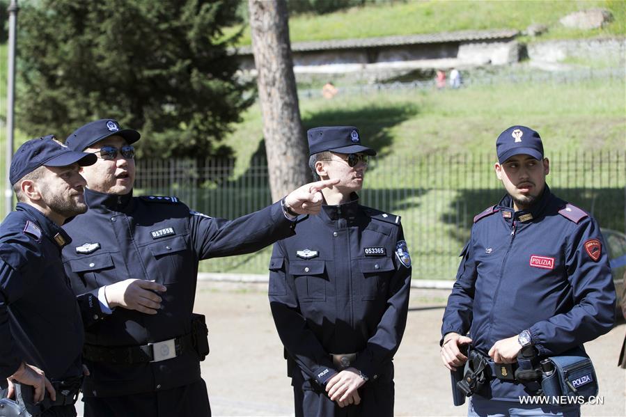  Chinese police Pang Bo (2nd L) talks with Italian police about working details outside the Colosseum in Rome, Italy, May 2, 2016.