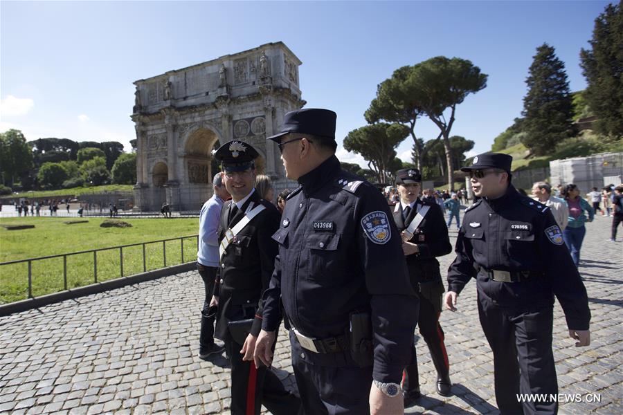 Chinese police Shu Jian (2nd L) and Sa Yiming (1st R), together with two Italian police, patrol at the Arch of Constantine in Rome, Italy, May 2, 2016. 