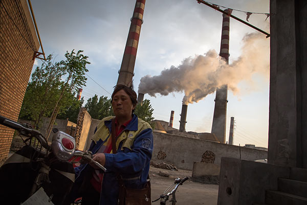 A resident reacts to the air in Handan, Hebei province, in April. The city, known for its highly polluting industries, such as steel, is facing an industrial transformation. [Photo/China Daily]