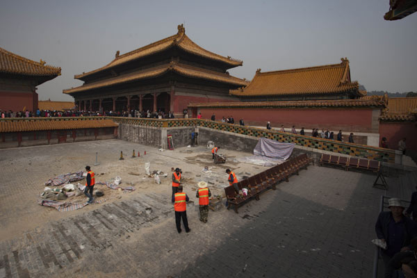 Maintenance work is carried out on a courtyard at the Palace Museum last month. [Photo/China Daily]
