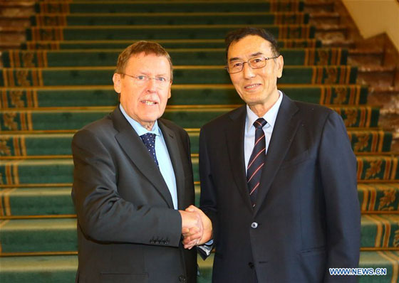 Siegfried Bracke (L), speaker of the Belgian House of Representatives, meets with Qiangba Puncog, vice chairman of the Standing Committee of China's National People's Congress (NPC), in Brussels, Belgium, May 2, 2016. [Photo/Xinhua] 